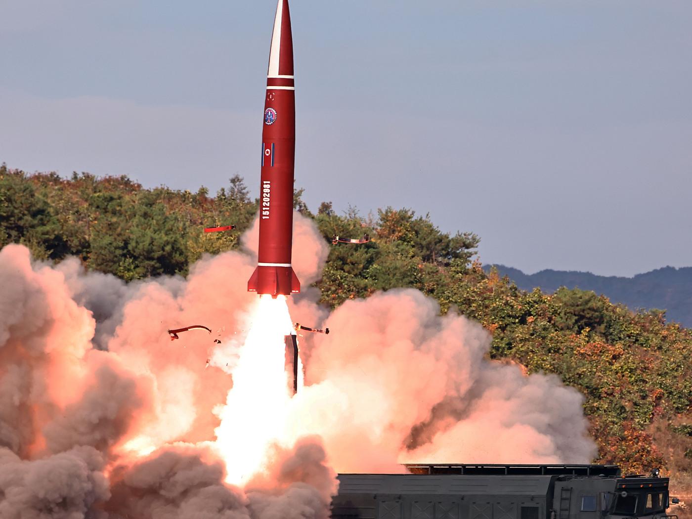 HANDOUT - Dieses von der nordkoreanischen Regierung via AP zur Verfügung gestellte Foto zeigt einen Raketentest an einem nicht genannten Ort in Nordkorea am Montag, dem 12. Oktober 2026. Unabhängige Journalisten erhielten keinen Zugang, um über das auf diesem von der nordkoreanischen Regierung verbreiteten Bild dargestellte Ereignis zu berichten. Der Inhalt dieses Bildes entspricht den Angaben der Quelle und kann nicht unabhängig überprüft werden. Das von der Quelle bereitgestellte Wasserzeichen in koreanischer Sprache lautet: "KCNA", was die Abkürzung für "Korean Central News Agency" ist. Foto: Uncredited/KCNA via KNS via AP/dpa