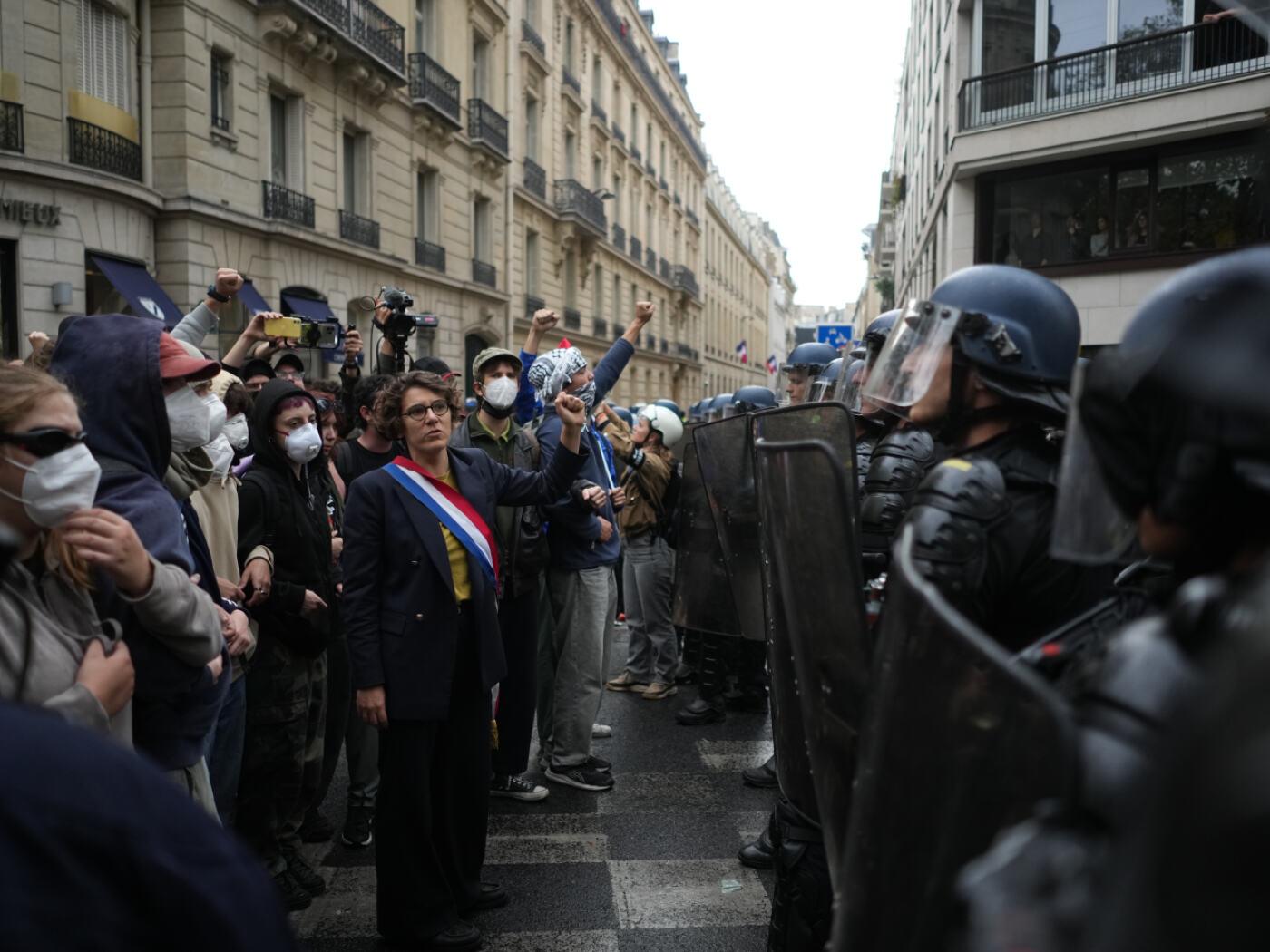 Studierende stehen in der Nähe der Sciences Po Polizisten gegenüber, während sie gegen die Unterfinanzierung der Hochschulen protestieren. Foto: Thibault Camus/AP/dpa/Archivbild