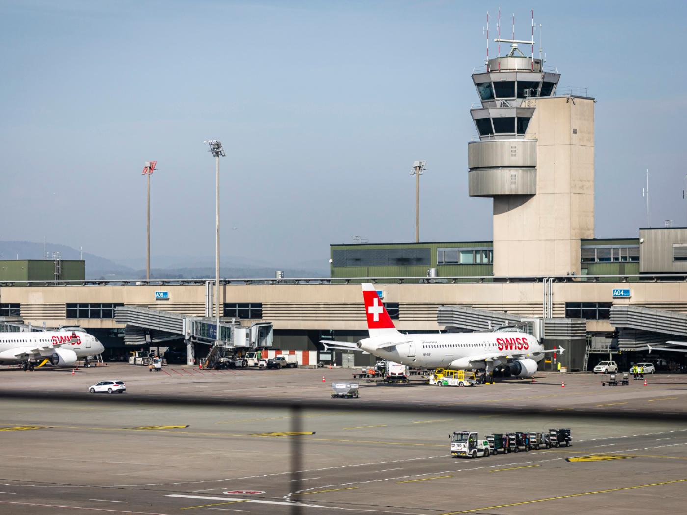 Der Flughafen Zürich stellt seine Geschäftsleitung teilweise neu auf. Betriebschef Stefan Tschudin verlässt das Unternehmen Mitte 2027. Kommerzchef Stefan Gross wechselt nach Indien, wo er künftig eine führende Rolle beim neuen Flughafen Noida übernimmt. (Archivbild)