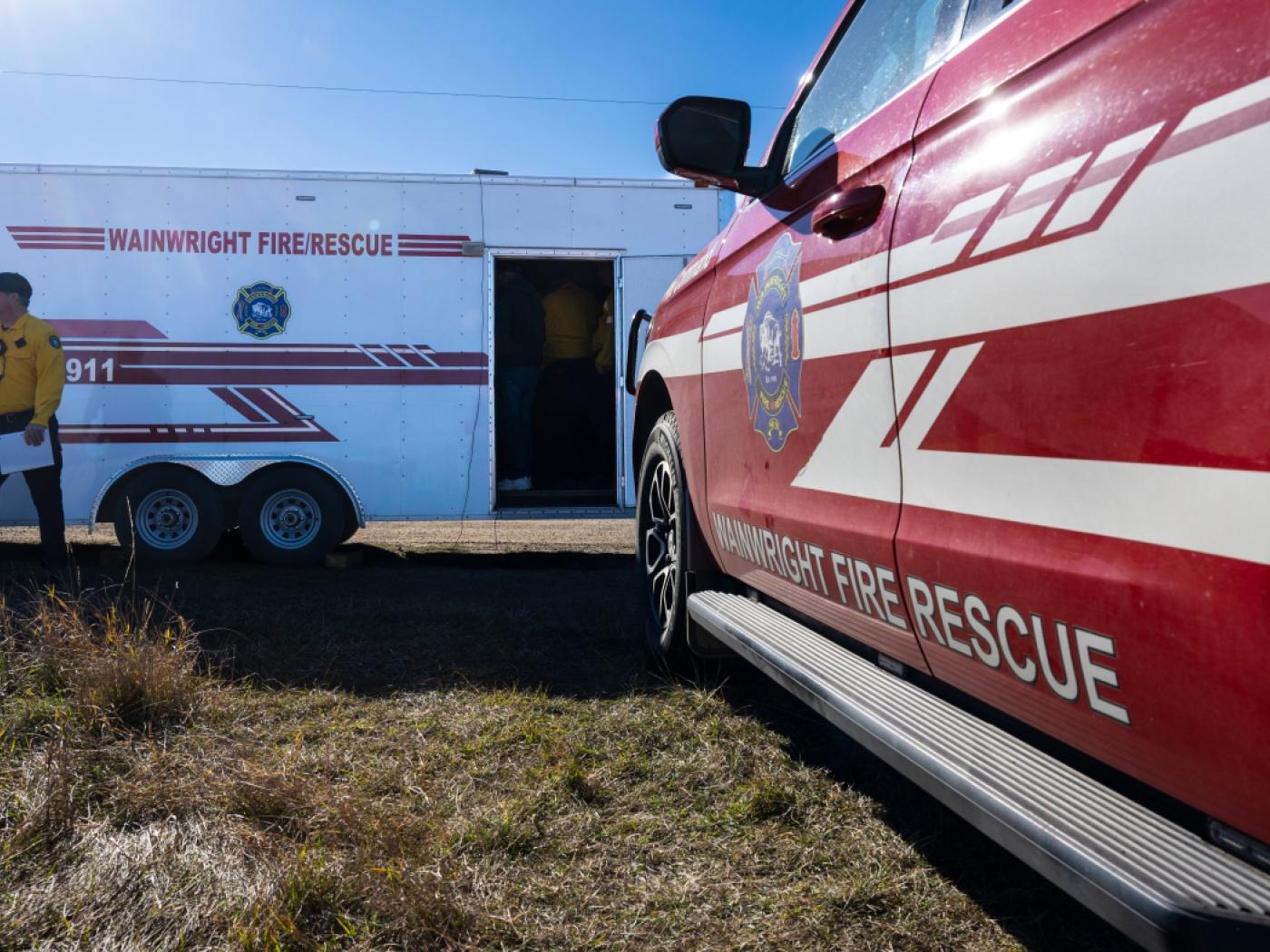 Feuerwehrleute sind im Brandgebiet auf dem CFB Wainwright südlich der Stadt Wainwright in Alberta, Kanada, im Einsatz. Bei einem Brand auf dem Militärstützpunkt Wainwright in Kanada sind nach Angaben von Premierminister Carney vier Menschen gestorben. Dutzende hätten schwere Verletzungen erlitten, sagte Carney. Foto: John Ulan/The Canadian Press/AP/dpa