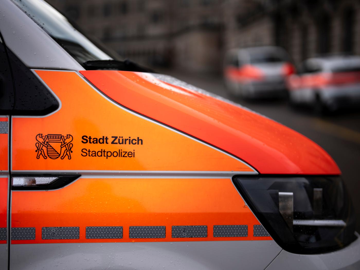 Nach einem Unfall in Zürich hat die Polizei einen jungen Mann festgenommen. Er soll ein Raserdelikt begangen haben, bei dem vier Menschen leicht verletzt wurden. (Archivbild)