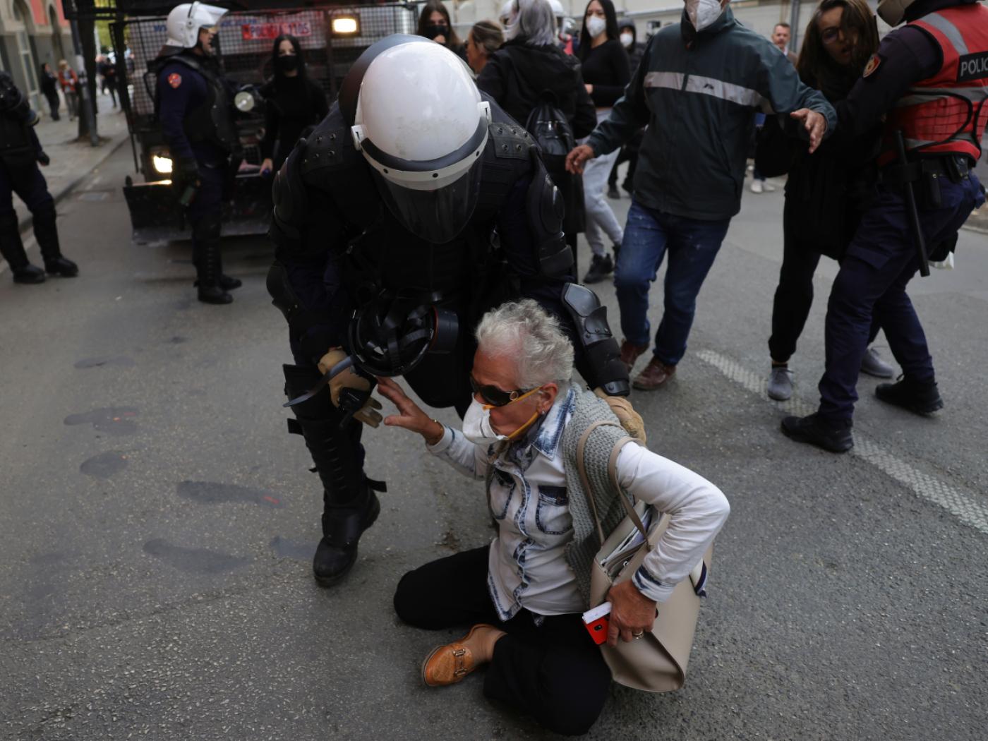 Ein Beamter der Bereitschaftspolizei versucht, einen Demonstranten während einer regierungskritischen Demonstration von der Straße zu bringen. Foto: Hameraldi Agolli/AP/dpa