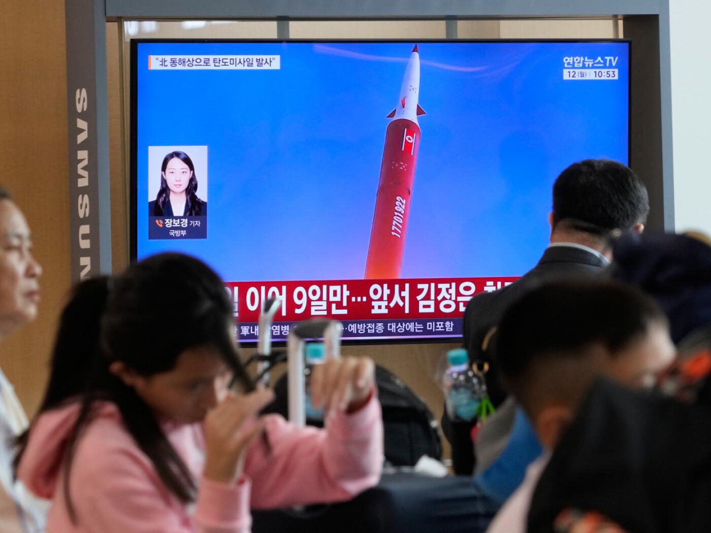 Auf einem Fernsehbildschirm ist während einer Nachrichtensendung am Bahnhof von Seoul ein Archivmaterial eines nordkoreanischen Raketenstarts zu sehen. Foto: Ahn Young-joon/AP/dpa