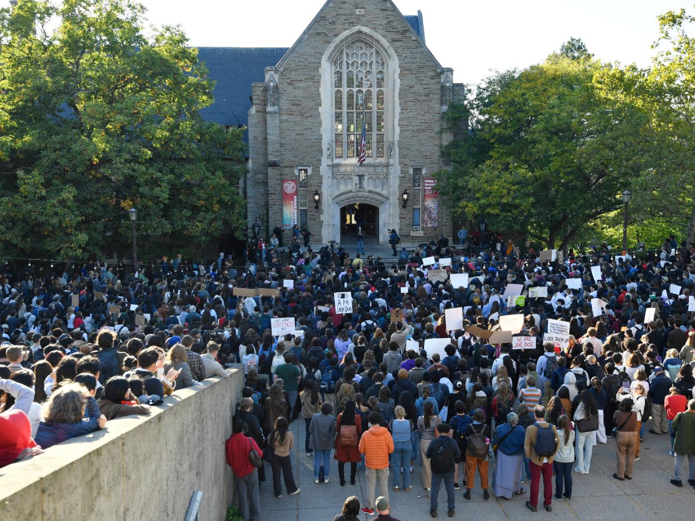 dpatopbilder - Demonstranten lauschen einem Redner während einer Protestkundgebung gegen den Umgang der Cornell University mit den Vorwürfen einer Gruppenvergewaltigung in einem Verbindungshaus auf dem Campus im Jahr 2024 in Ithaca, New York. Foto: Adrian Kraus/AP/dpa