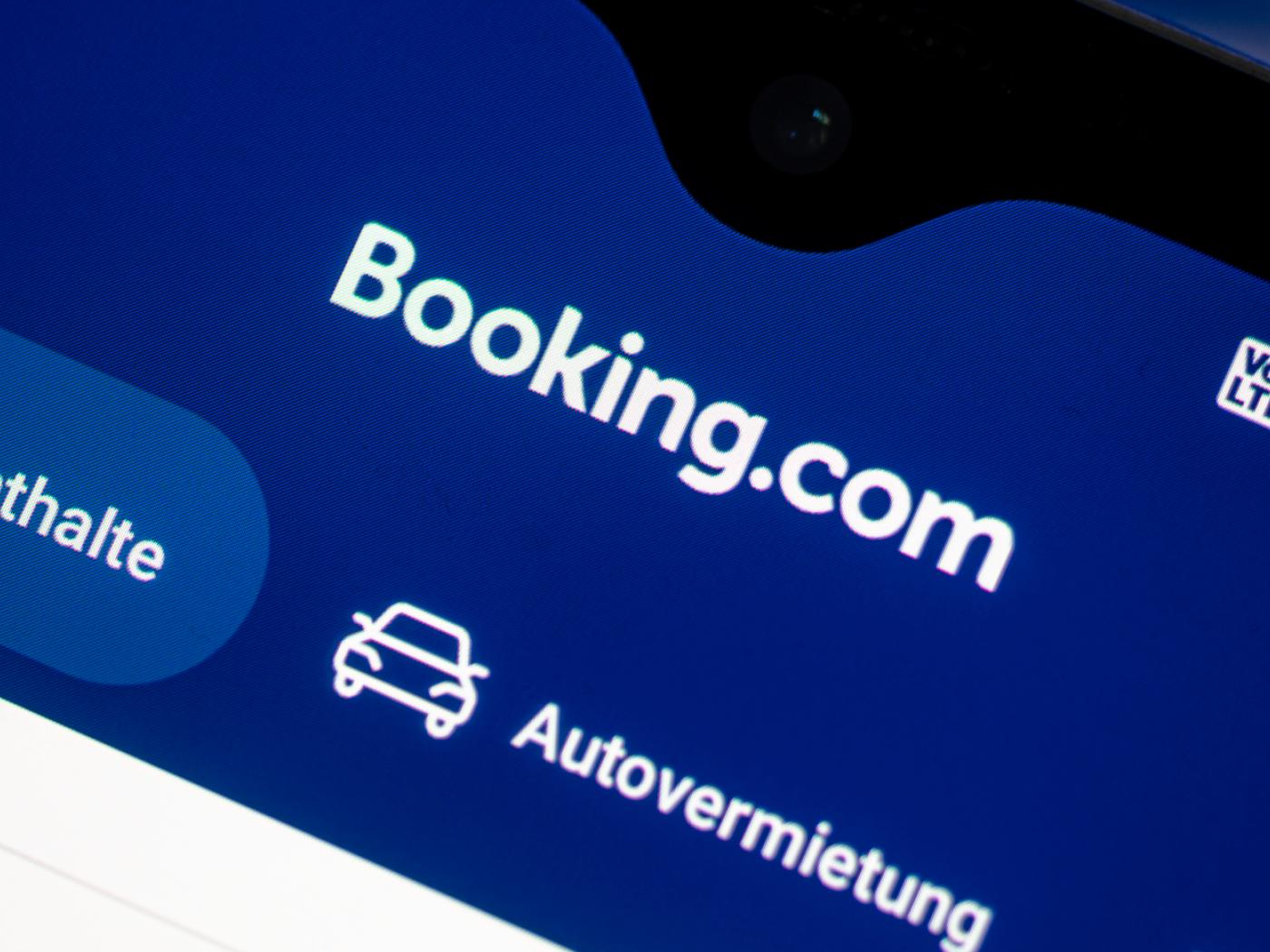 Die EU-Kommission prüft, ob das Reiseportal Booking.com ausreichend gegen gefälschte Angebote vorgeht. (Archivbild)