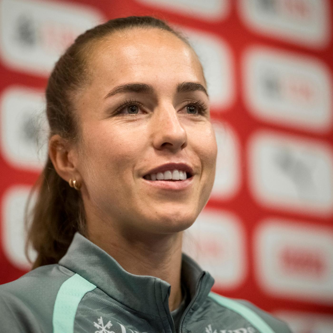 Lia Wälti und ihre Teamkolleginnen im Nationalteam setzen mit einer Schweigeminute im Training ein Zeichen gegen Krieg