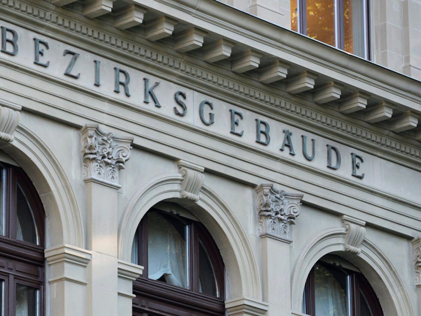 Zwei Basler Fussballfans werden sich vor dem Bezirksgericht Winterthur wegen schwerer Körperverletzung und Angriff verantworten müssen. (Archivbild)