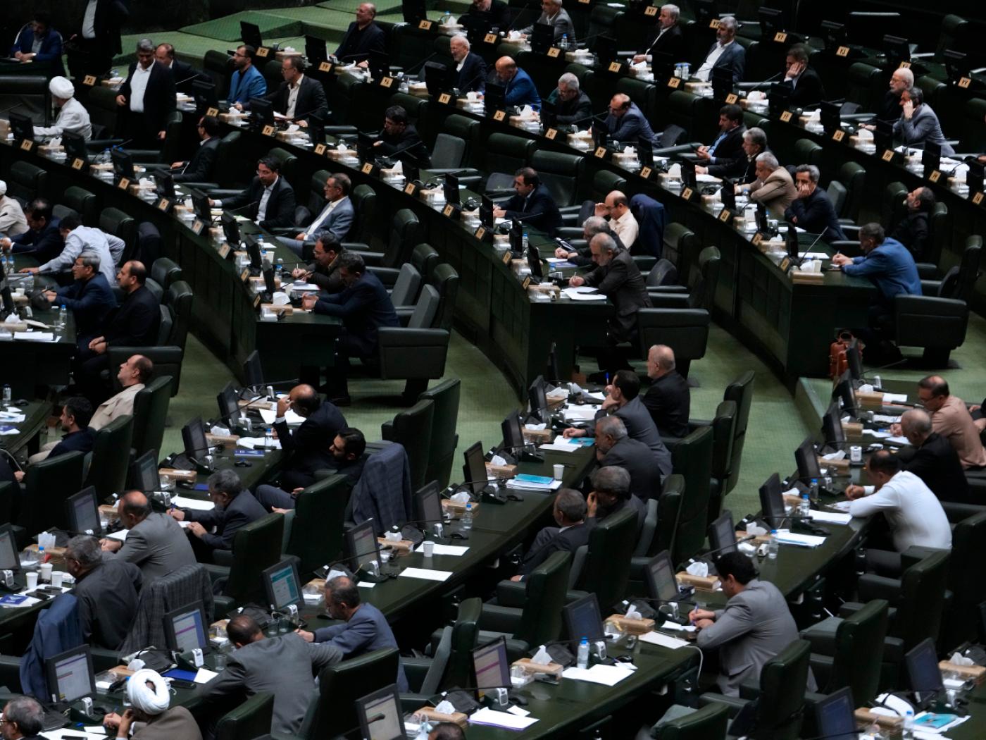 ARCHIV - Iranische Gesetzgeber sitzen während der Debatte in einer öffentlichen Sitzung des Parlaments. Foto: Vahid Salemi/AP/dpa (Archivbild)