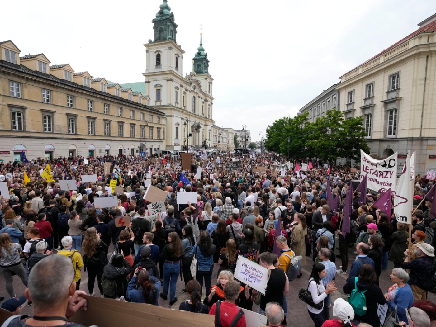 ARCHIV - Menschen nehmen an einer Demonstration teil. Polens Parlament hat den Weg für ein liberaleres Abtreibungsrecht freigemacht. Foto: Czarek Sokolowski/AP/dpa