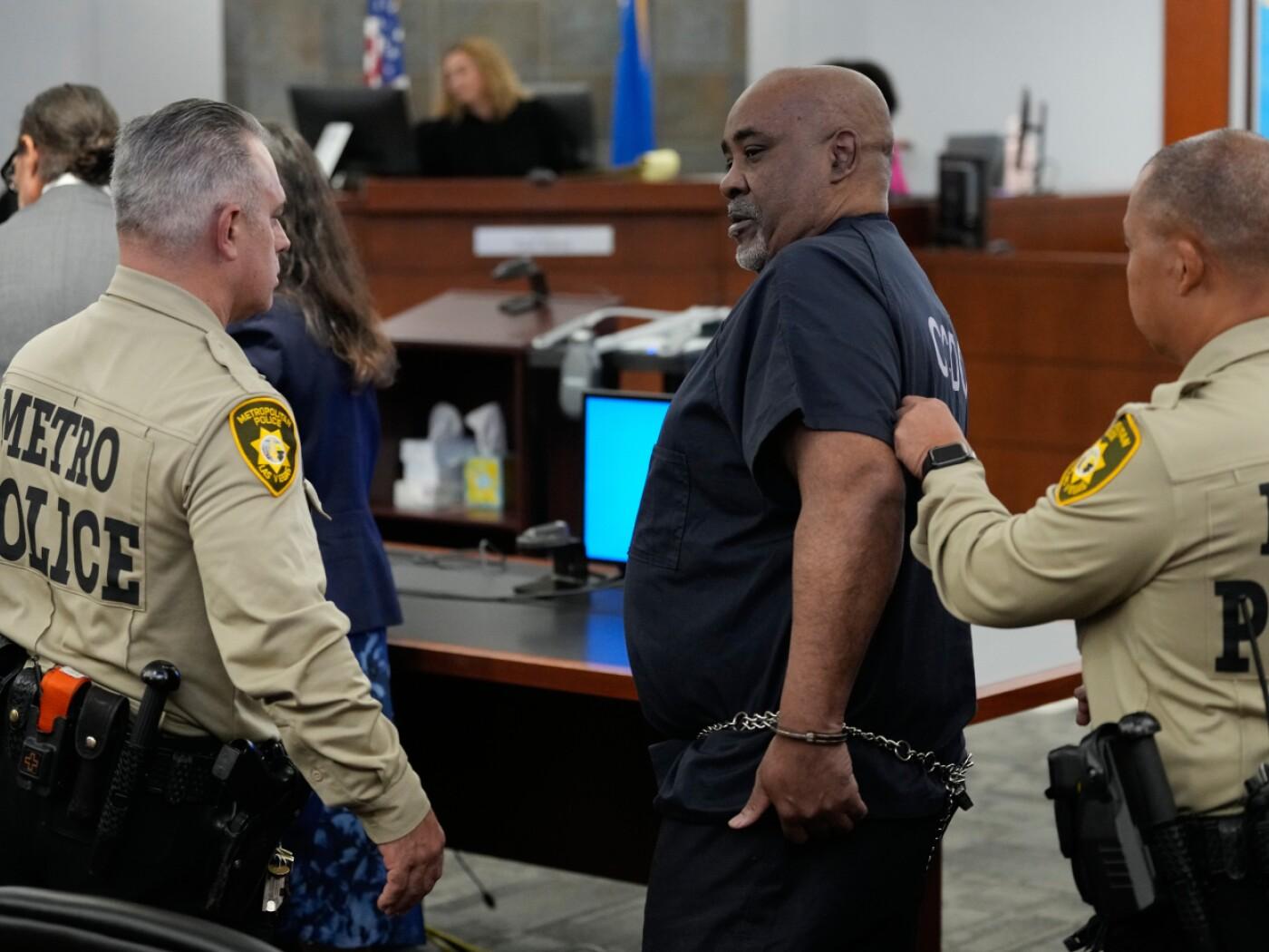 Duane Davis (M) wird nach seiner Verurteilung wegen Mordes an dem Rapper Tupac Shakur von der Polizei aus dem Gerichtssaal geführt. Foto: John Locher/Pool AP/AP/dpa