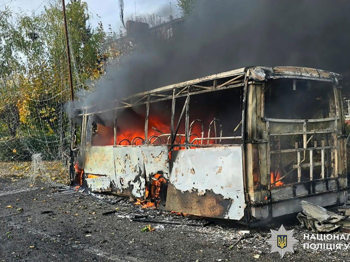 30 tote Zivilisten und 18 verletzte sind das Ergebnis eines russischen Bombenangriffs auf zwei zivile Busse in der ostukrainischen Stadt Kramatorsk nahe der Front in der Region Donezk. Trotz intensivierter Angriffe aus der Luft kommen die russischen Truppen am Boden nicht vom Fleck.