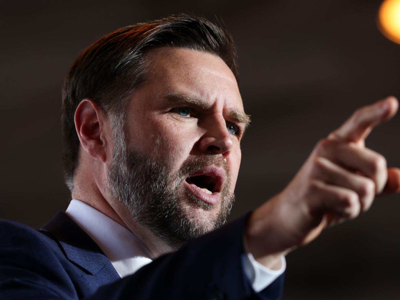 ARCHIV - US-Vizepräsident JD Vance hält eine Rede bei einer Kundgebung auf dem Allen County Regional Airport. Foto: Samuel Corum/Pool Getty Images North America/AP/dpa