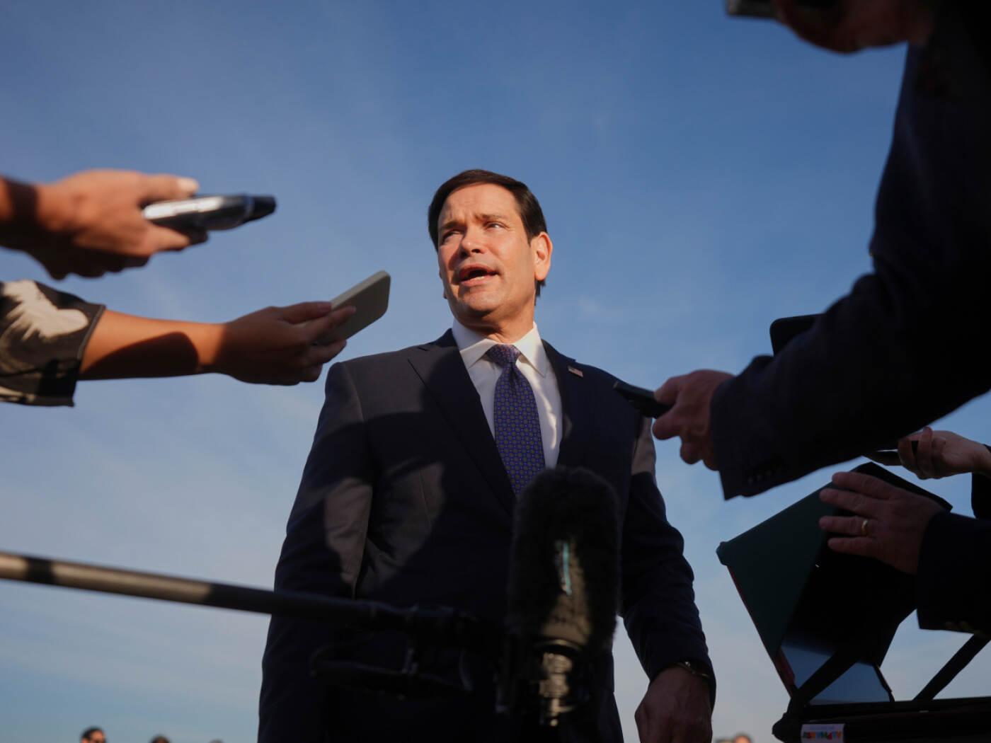 ARCHIV - US-Außenminister Marco Rubio spricht vor dem Einsteigen in ein Flugzeug mit der Presse. Foto: Mark Schiefelbein/Pool AP/dpa (Archivbild)