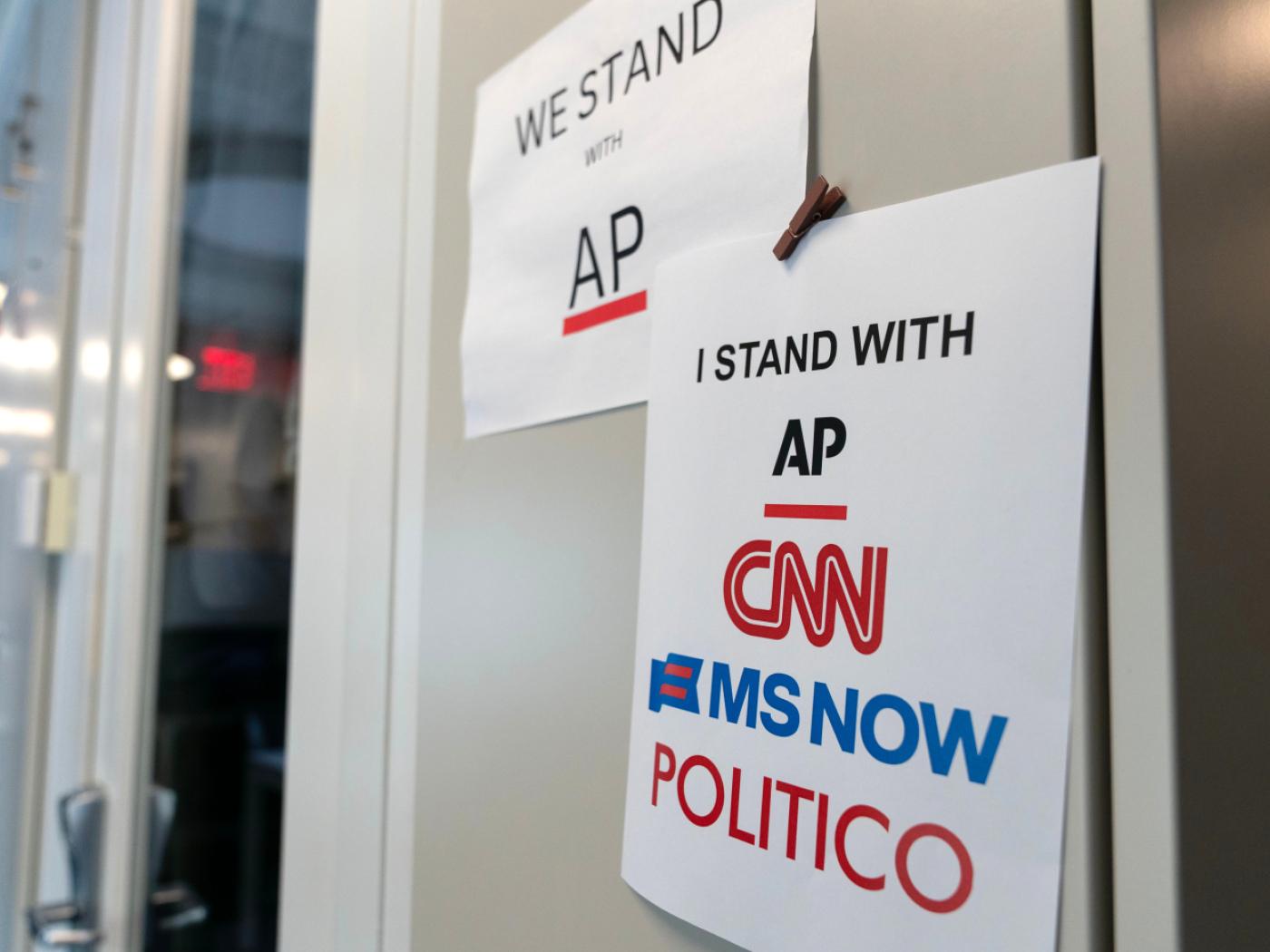 ARCHIV - Im Presseraum des Weißen Hauses in Washington ist ein Schild zur Unterstützung der Nachrichtenmedien zu sehen. Foto: Jose Luis Magana/FR159526 AP/dpa