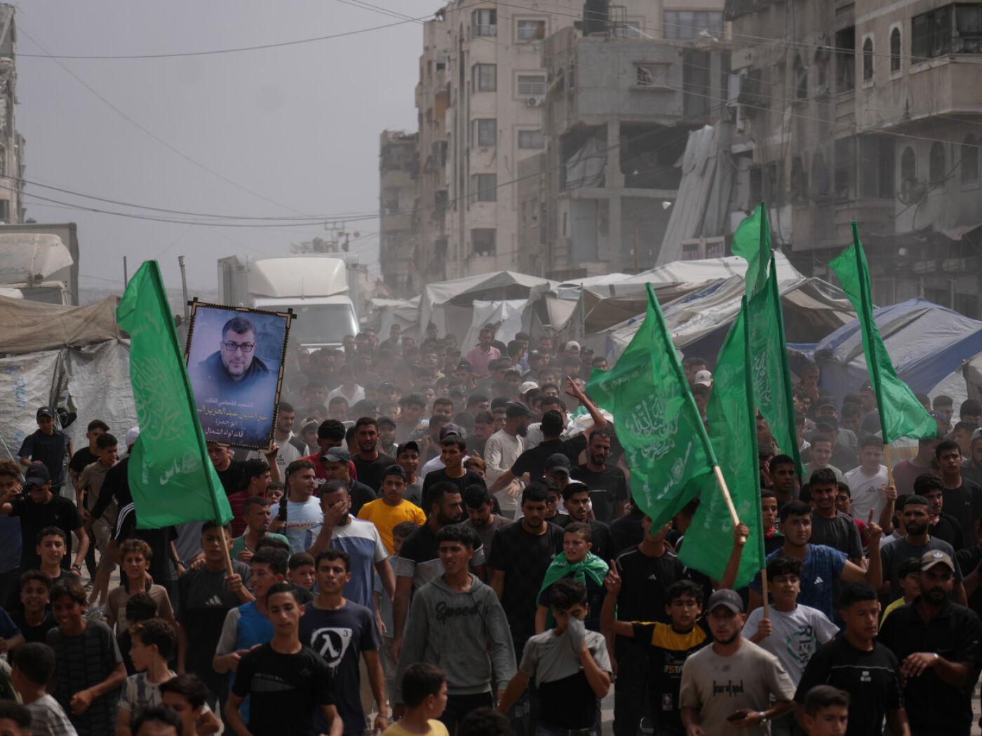 ARCHIV - Palästinenser bei der Beerdigung von Hamas-Kämpfern im Gazastreifen. Foto: Jehad Alshrafi/AP/dpa/Archivbild