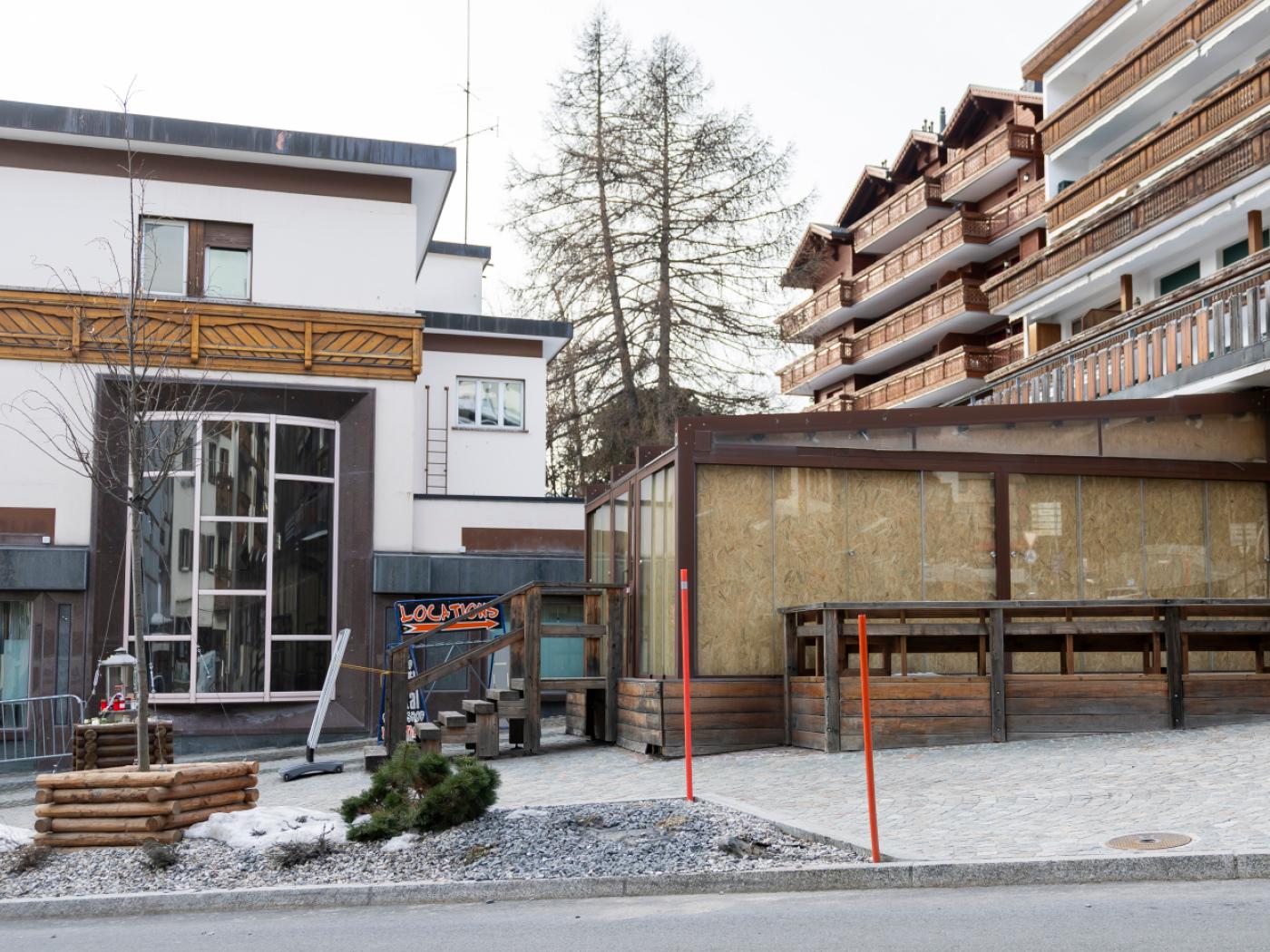 Das Gutachten muss sich insbesondere mit dem Schaumstoff befassen, der während des Unglücks in Crans-Montana im Keller der Bar "Le Constellation" verbrannt war (Archivbild).