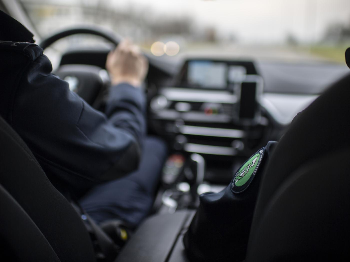 Ein Mann überholte mit seinem Fahrzeug ein ziviles Auto der St. Galler Kantonspolizei mit überhöhter Geschwindigkeit. (Symbolbild)