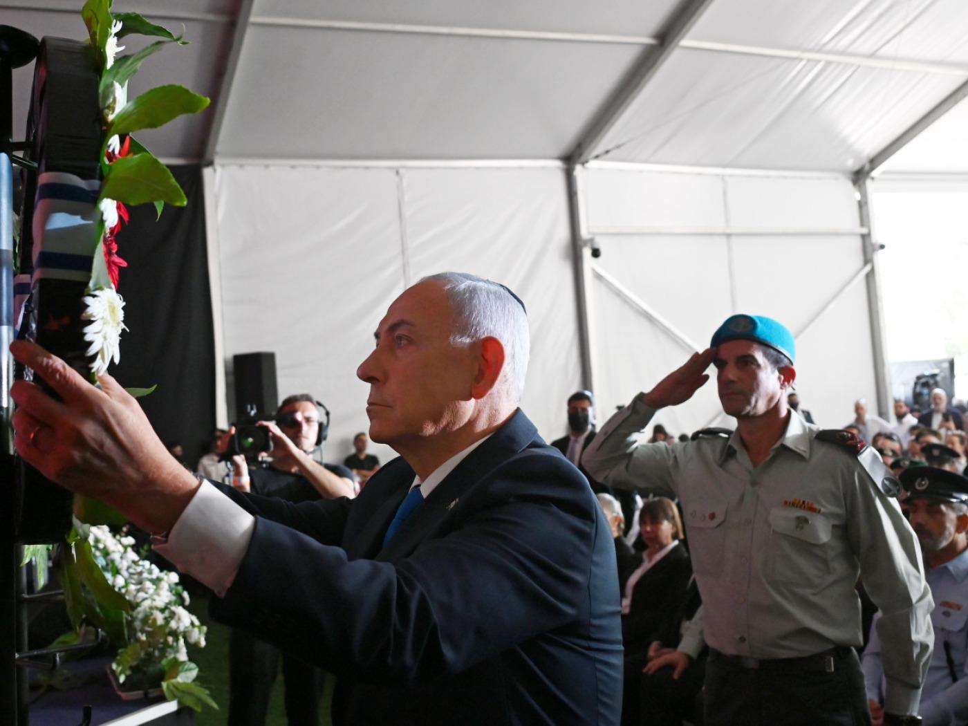 dpatopbilder - Der israelische Ministerpräsident Benjamin Netanjahu (vorne) legt während einer staatlichen Gedenkfeier auf dem Herzl-Friedhof in Jerusalem einen Kranz nieder. Foto: Debbie Hill/Pool UPI/AP/dpa