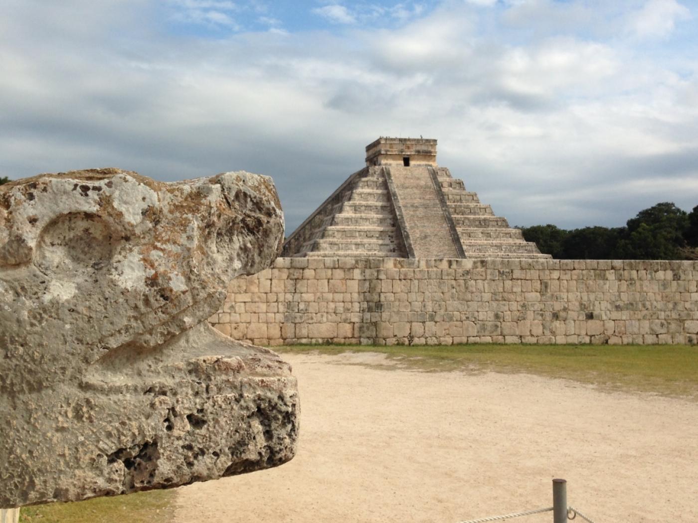 ARCHIV - 19.12.2014, Mexiko, Chichén Itzá: Die Pyramide des Kukulcán in Chichén Itzá im mexikanischen Bundesstaat Yucatán. Foto: Denis Düttmann/dpa