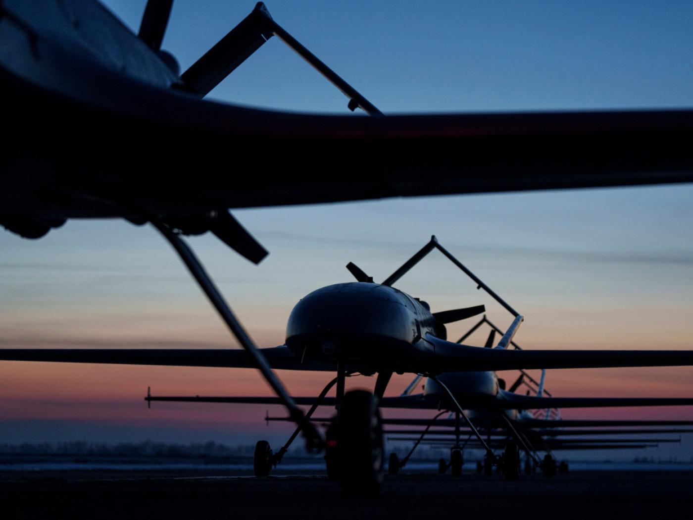ARCHIV - Langstreckendrohnen des Typs An-196 Ljutyj stehen vor dem Start in einer Reihe an einem ungenannten Ort in der Ukraine. Foto: Evgeniy Maloletka/AP/dpa