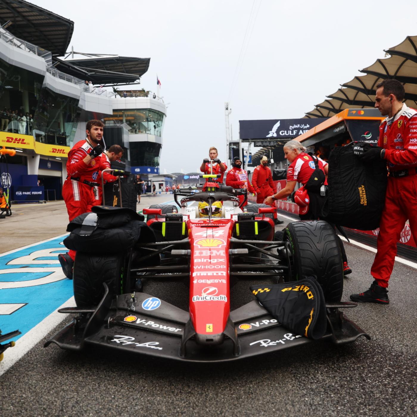 Die Ferrari-Mechaniker machen sich in der Boxengasse am Auto von Lewis Hamilton zu schaffen