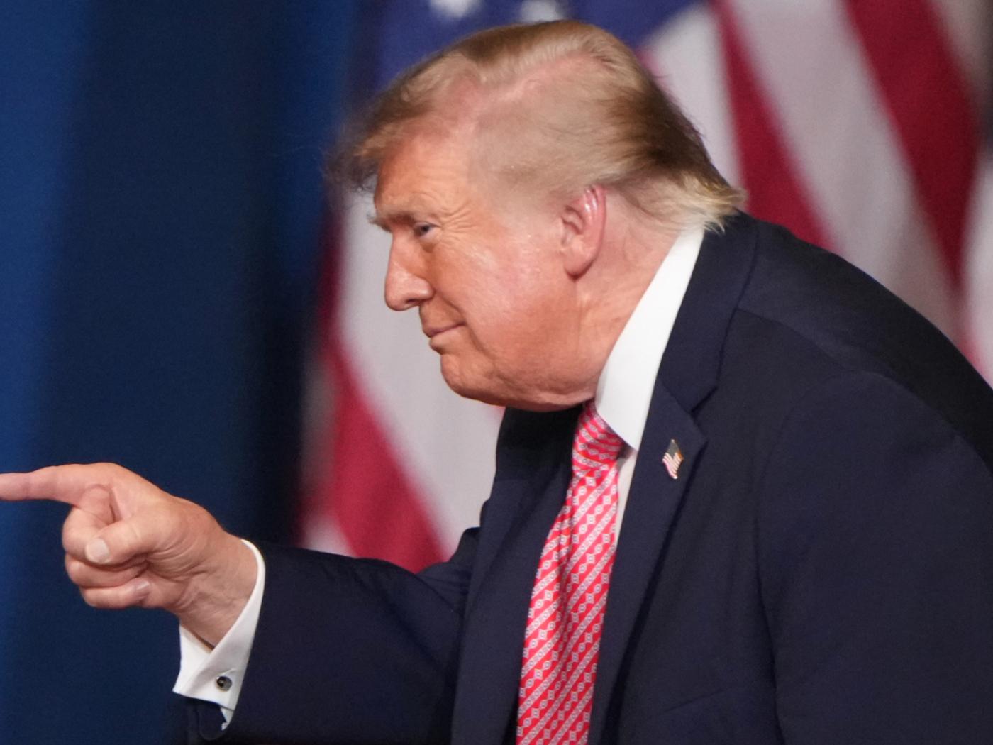 US-Präsident Trump verschärft den Ton gegenüber der Ukraine immer weiter. Einem Bericht zufolge sollen die USA nun auch Waffenlieferungen zurückhalten.