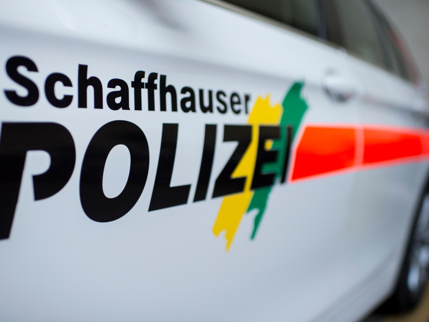 Ein unbekannter Täter raubte am Mittwoch eine Frau aus. Die Schaffhauser Polizei sucht nun den Mann. (Symbolbild)