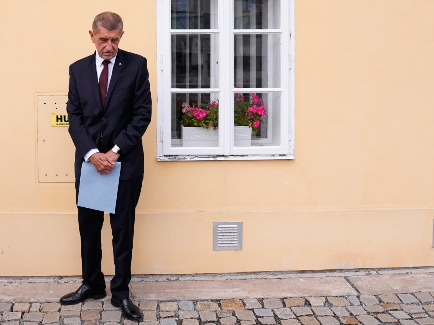 Der tschechische Ministerpräsident Andrej Babi· trifft ein, um bei den Senats- und Kommunalwahlen seine Stimme abzugeben. Foto: Petr David Josek/AP/dpa