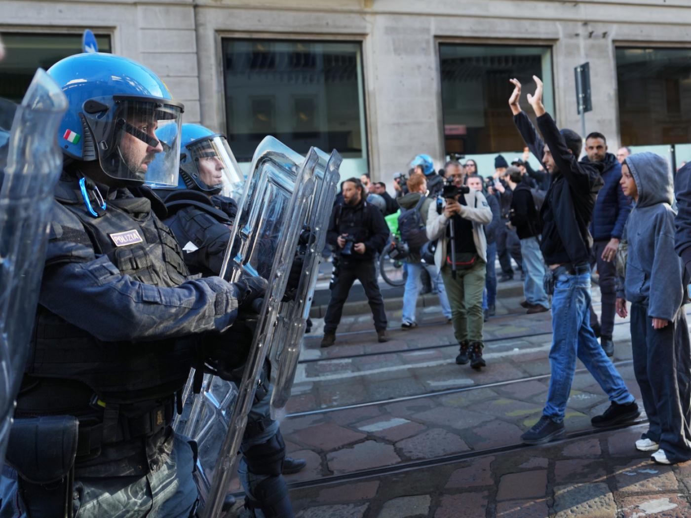Menschen marschieren durch die Straßen von Mailand, um gegen die steigenden Lebenshaltungskosten und die Verschlechterung der öffentlichen Dienstleistungen zu protestieren. (Symbolbild)