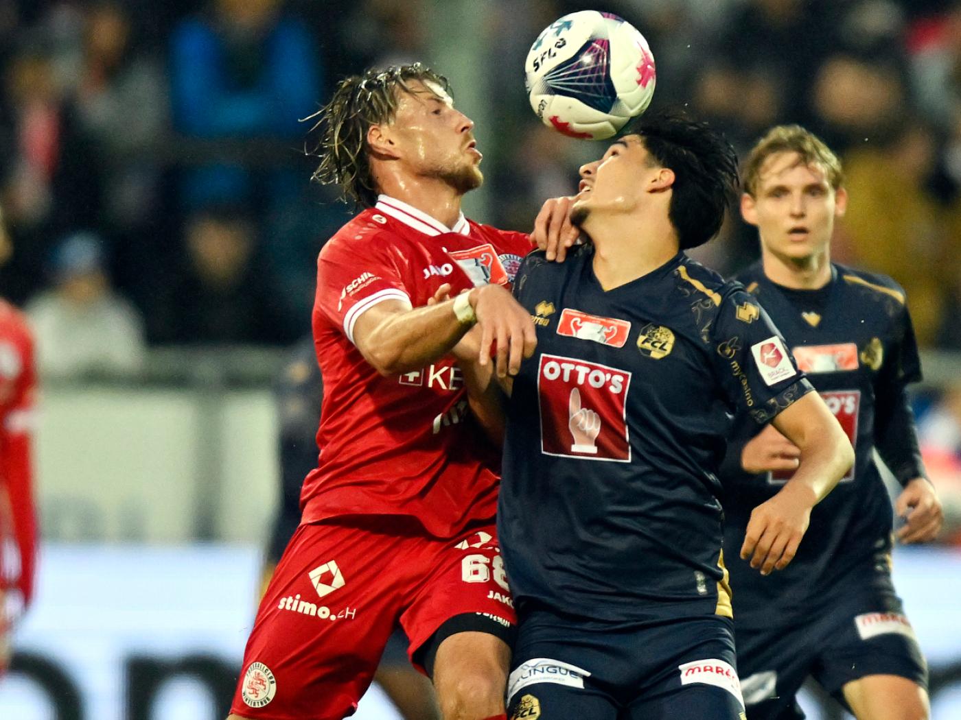 Brian Beyer und Bung Meng Freimann kämpfen beim ausgeglichenen Duell zwischen Winterthur und Luzern um den Ball