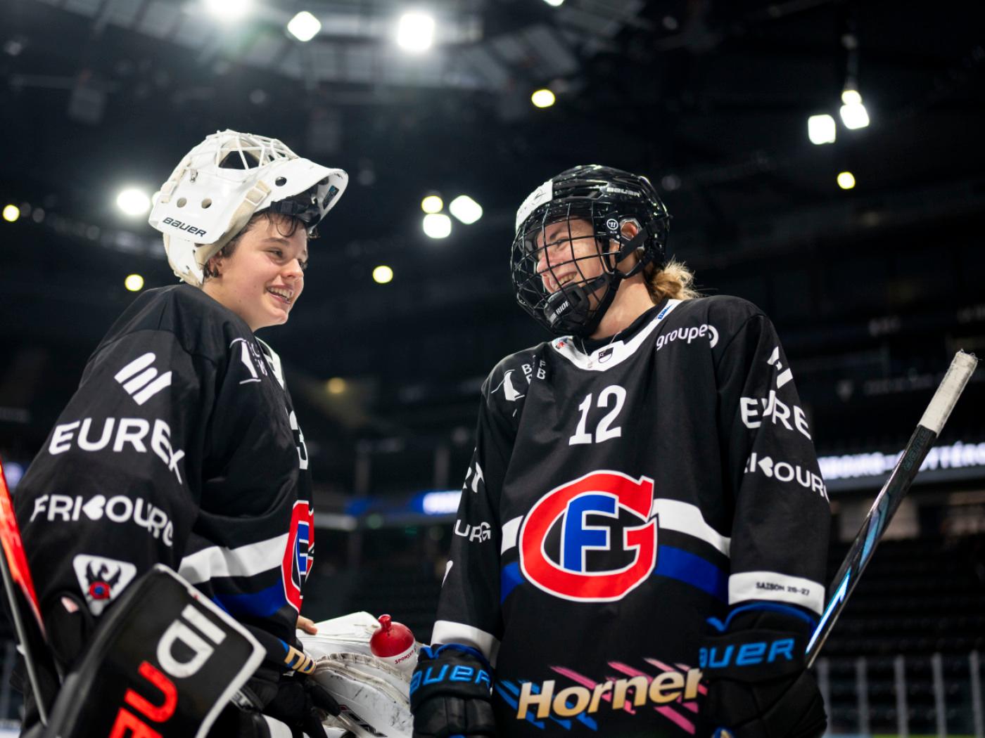 Haben gut lachen: Fribourgs Topskorerin Estelle Duvin (li.) und Goalie Anne-Eugenie Gendre freuen sich über die Führung in der Women's League