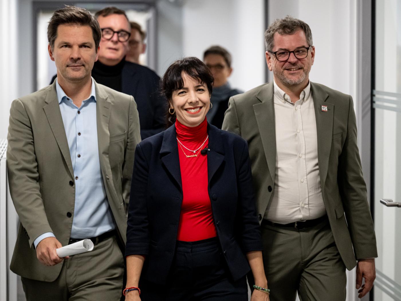 Steffen Krach (SPD, l-r), Berliner SPD-Fraktions- und Landesvorsitzender, Elif Eralp, Fraktionsvorsitzende der Partei Die Linke im Berliner Abgeordnetenhaus, und Werner Graf (Bündnis 90/Die Grünen), Co-Vorsitzender der Grünen Fraktion im Berliner Abgeordnetenhaus, kommen zu einer Pressekonferenz. Foto: Fabian Sommer/dpa