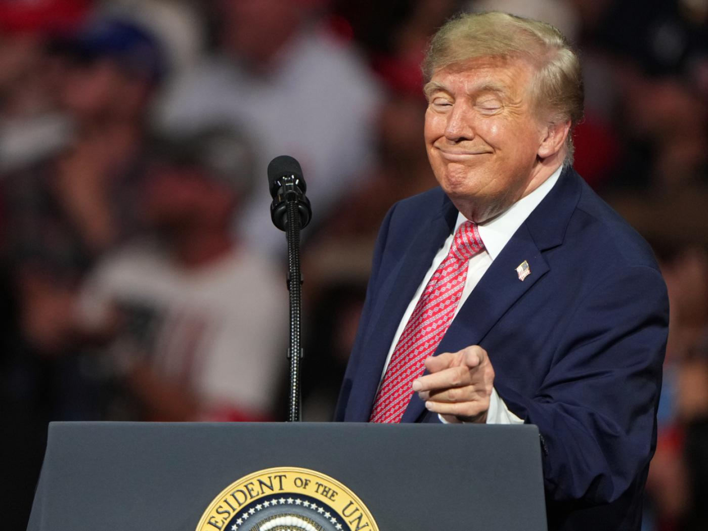 US-Präsident Donald Trump spricht bei einer Wahlkampfveranstaltung in der Heartland Credit Union Arena. Foto: Charlie Riedel/AP/dpa