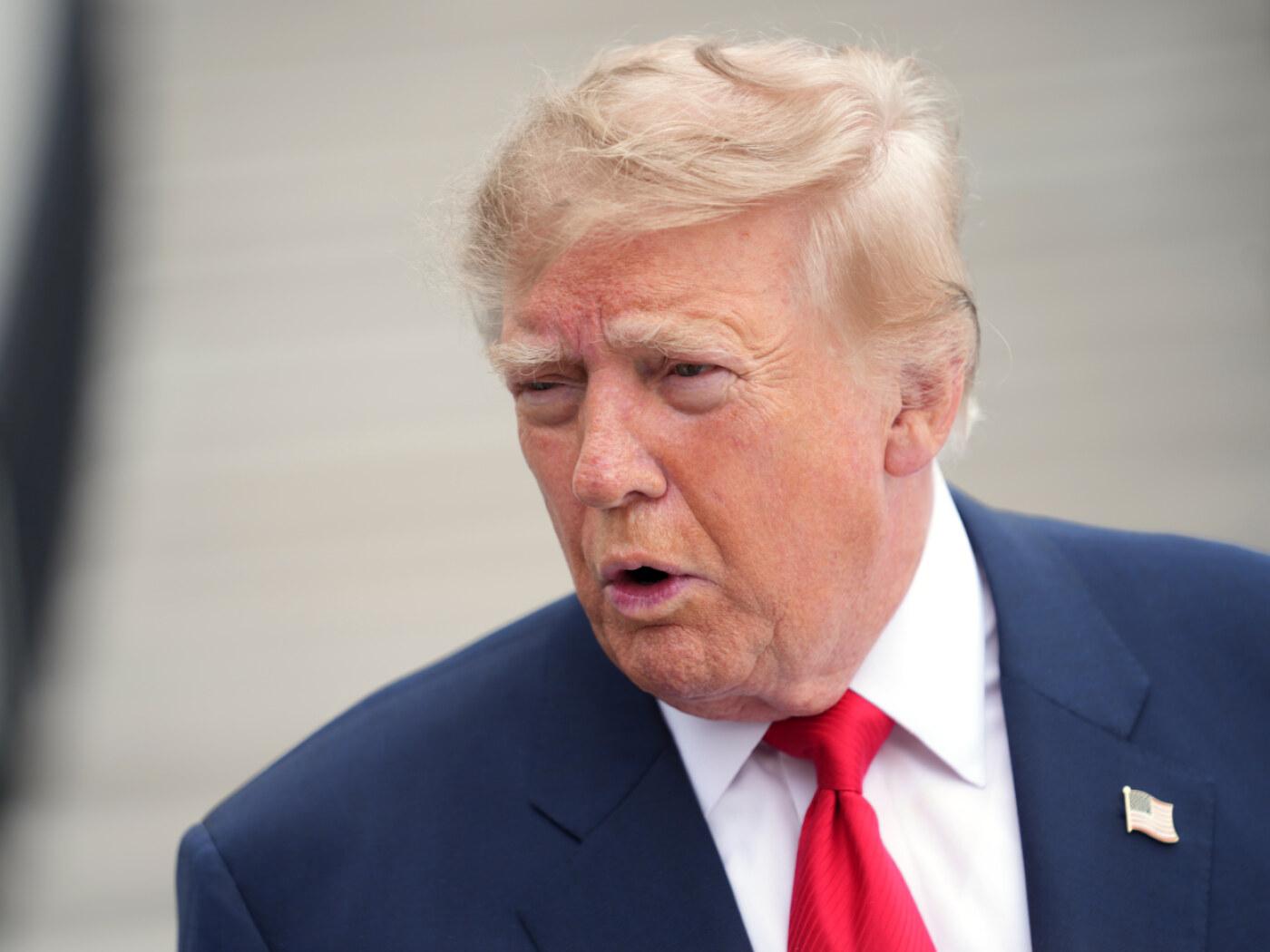 US-Präsident Donald Trump spricht mit Journalisten. Foto: Nathan Howard/AP/dpa