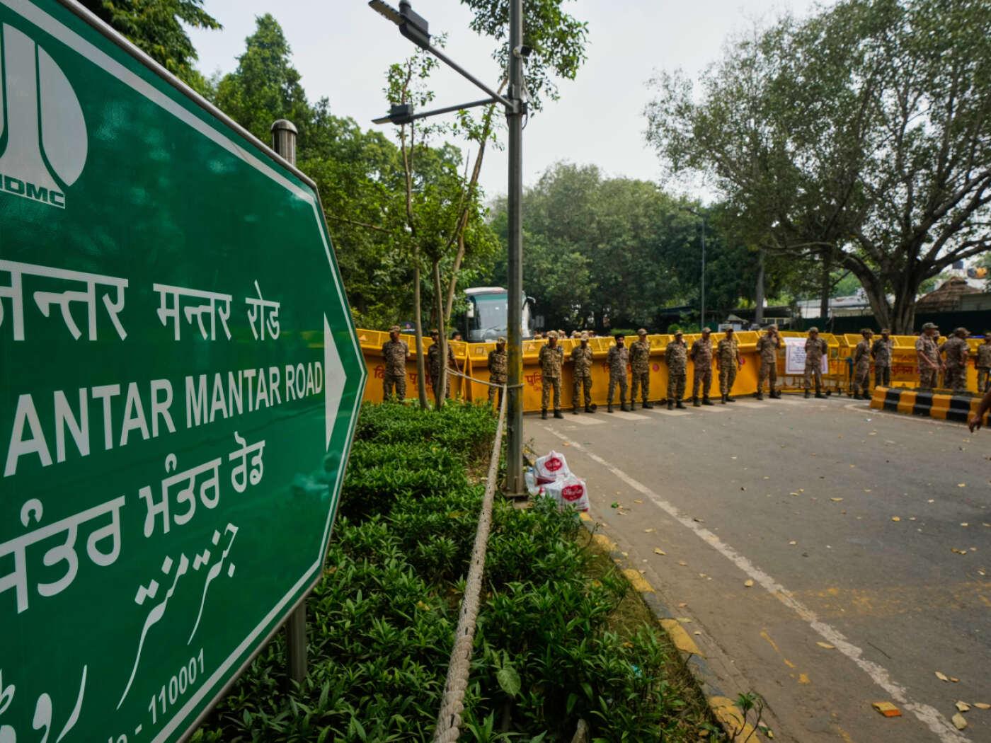 Sicherheitskräfte stehen an den Absperrungen auf einer Straße, die zum Hauptschauplatz der Demonstration führt, während einer Kundgebung in Neu-Delhi, bei der der Rücktritt des Wahlkommissars Gyanesh Kumar gefordert wird. Foto: Manish Swarup/AP/dpa