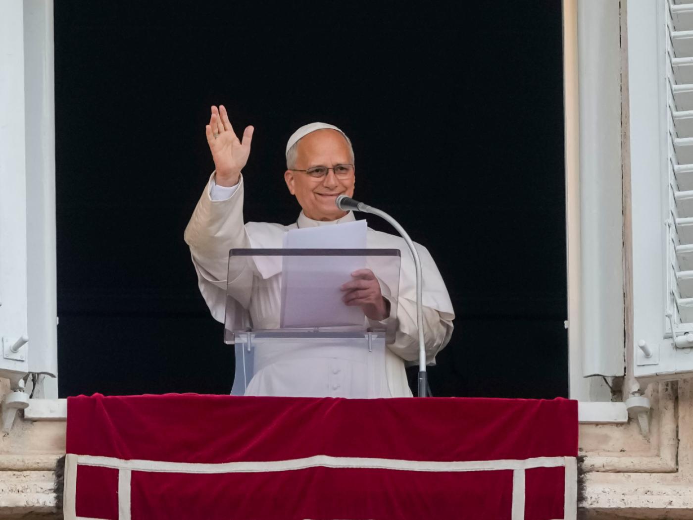 Papst Leo XIV. erscheint am Fenster seines Arbeitszimmers im Apostolischen Palast mit Blick auf den Petersplatz im Vatikan, um nach dem Angelusgebet den traditionellen Mittagssegen zu erteilen, einen Tag nach seiner Rückkehr aus dem Krankenhaus. Foto: Alessandra Tarantino/AP/dpa