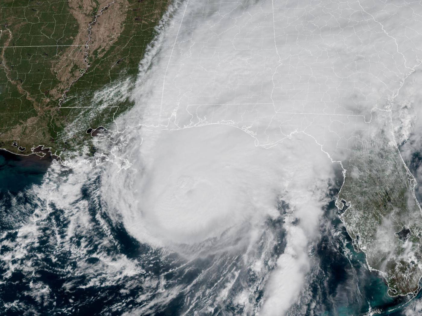 HANDOUT - Dieses von der National Oceanic and Atmospheric Administration (NOAA) via AP zur Verfügung gestellte GeoColor-Satellitenbild von GOES-19 zeigt den Hurrikan «Isaias», wie er sich der Golfküste von Alabama und Florida nähert. Foto: Uncredited/National Oceanic and Atmospheric Administration/AP/dpa - ACHTUNG: Nur zur redaktionellen Verwendung im Zusammenhang mit der aktuellen Berichterstattung und nur mit vollständiger Nennung des vorstehenden Credits