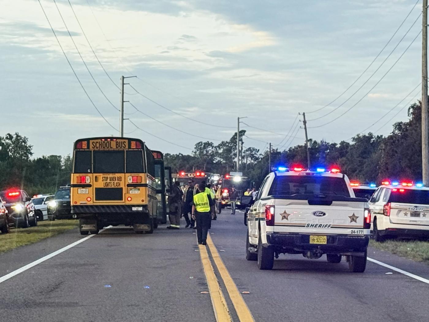 HANDOUT - Auf diesem vom Sheriff-Büro des Polk County via AP zur Verfügung gestellten Foto sind Rettungskräfte zu sehen, die in Winter Haven zu einem Unfall mit einem Schulbus ausrücken. Foto: Uncredited/Polk County Sheriff's Office/AP/dpa - ACHTUNG: Nur zur redaktionellen Verwendung im Zusammenhang mit der aktuellen Berichterstattung und nur mit vollständiger Nennung des vorstehenden Credits
