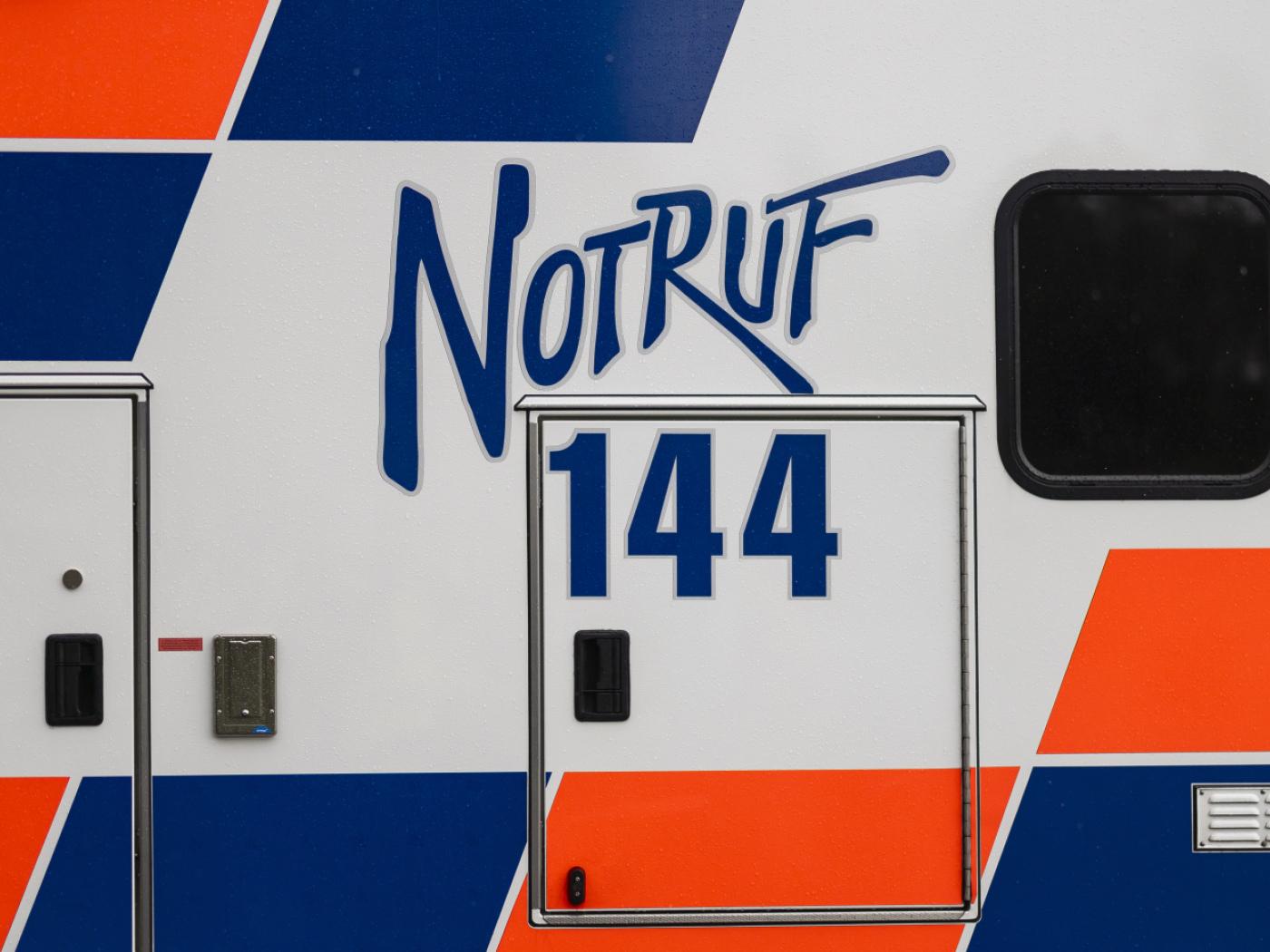 Die Ambulanz fuhr die verletzte Velofahrerin ins Spital. (Symbolbild)