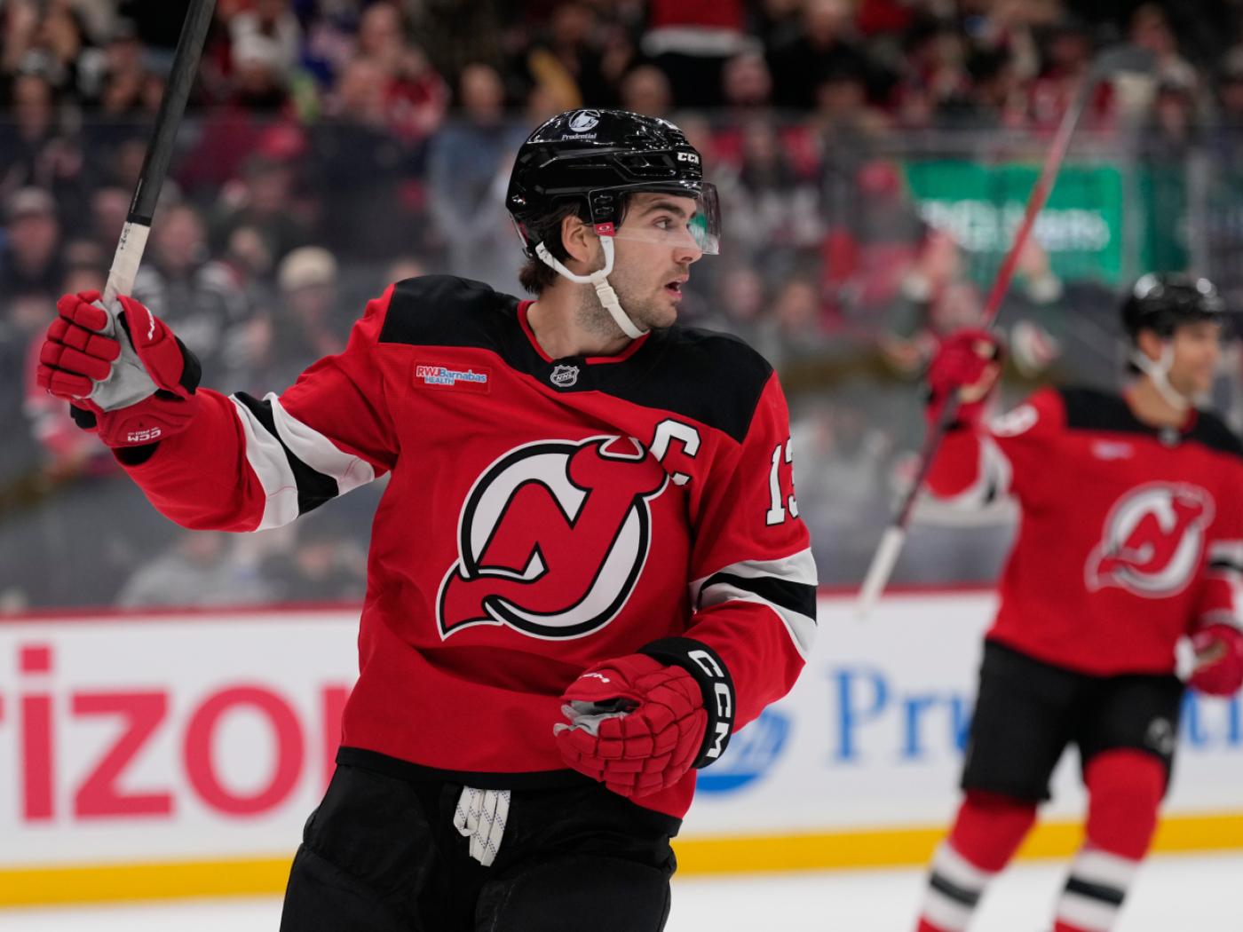 Nico Hischier jubelt. Sein Teamkollege Declan Chisholm hat den Puck im Tor versenkt