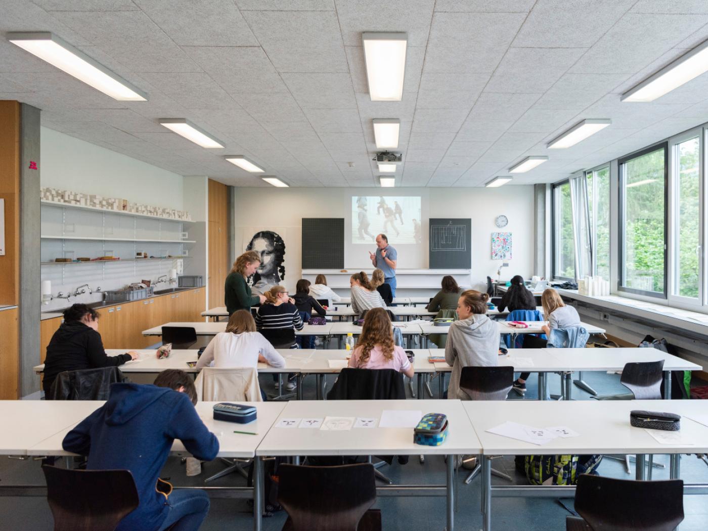 Zuletzt wurden die Schulklassen auf der Primarstufe immer grösser, nun wird die Trendwende erwartet: Anhand der rückläufigen Geburtenrate berechnete das Bundesamt für Statistik, dass es bis 2035 acht Prozent weniger Schulkinder geben wird. (Archivbild)