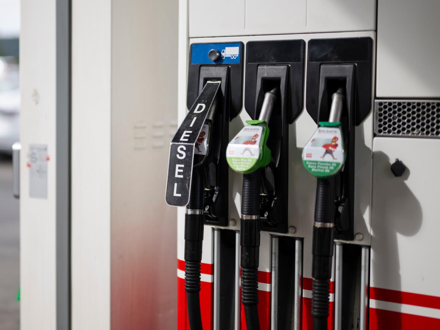 Die Preise für Treibstoff in der Schweiz sind zuletzt wieder gestiegen, nachdem es zum Wochenstart leichte Erholung gab. Der Durchschnittspreis für einen Liter Diesel liegt nur knapp unter dem Jahreshoch. (Symbolbild)