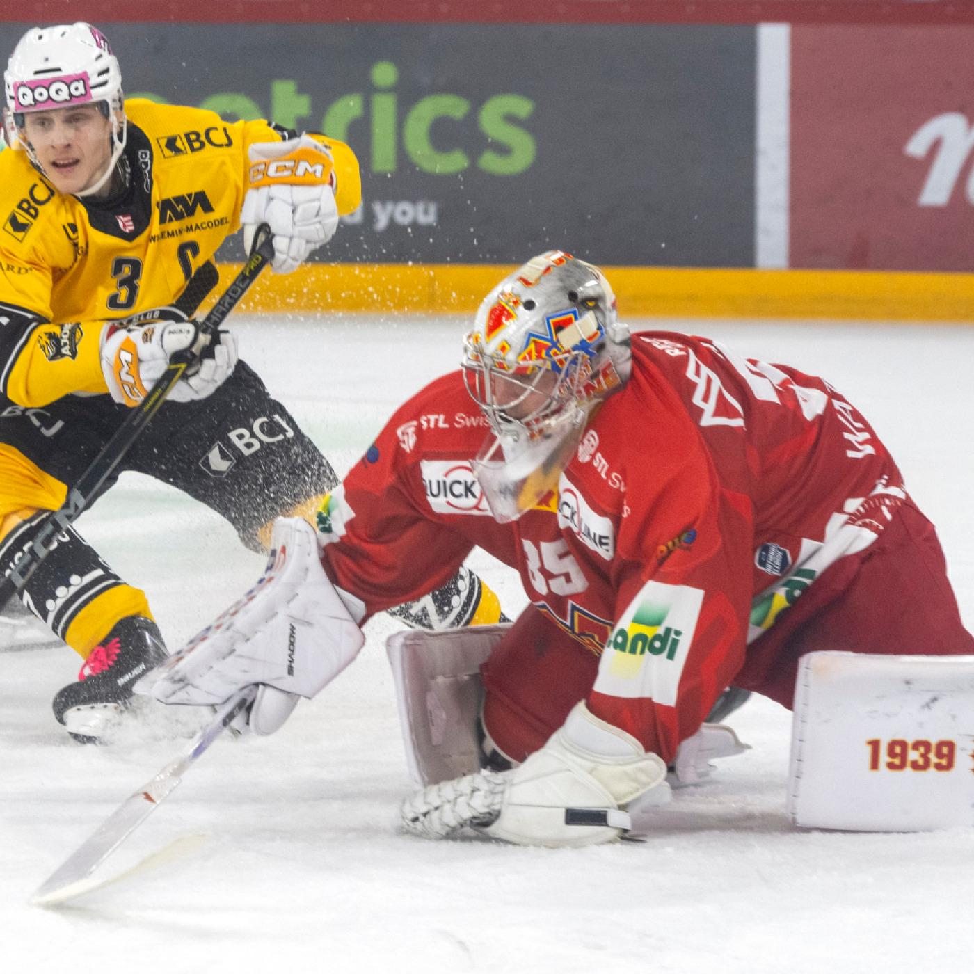 Auf verlorenem Posten: Biels Goalie Harri Säteri wehrt sich gegen Ajoies Anttoni Honka, muss aber nach klarem Rückstand früh vom Eis