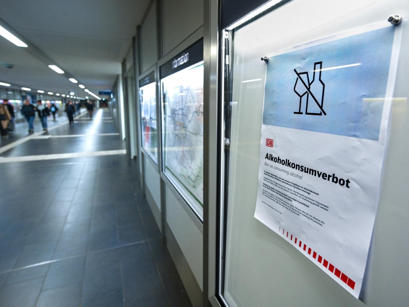 dpatopbilder - Ein Aushang am Hauptbahnhof Halle informiert über das Alkoholverbot. Foto: Heiko Rebsch/dpa