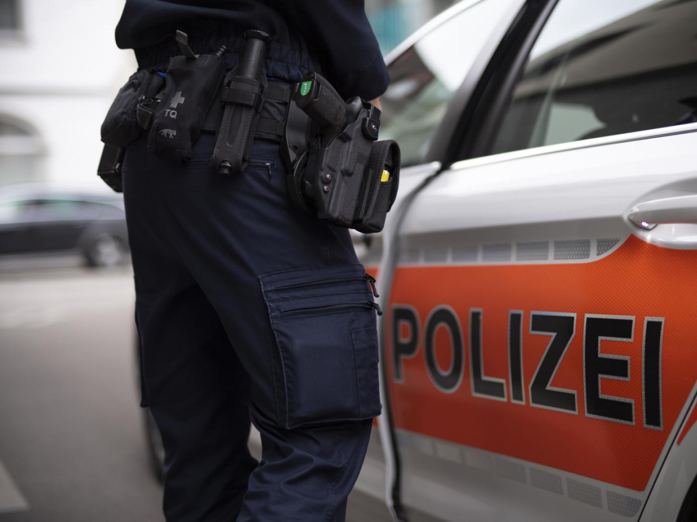 Ein 48-jähriger Autofahrer zog sich bei einem Selbstunfall auf der A1 bei Niederwil SG am frühen Samstagmorgen schwere Verletzungen zu. Die Kantonspolizei St. Gallen stufte ihn als fahrunfähig ein. (Symbolbild)