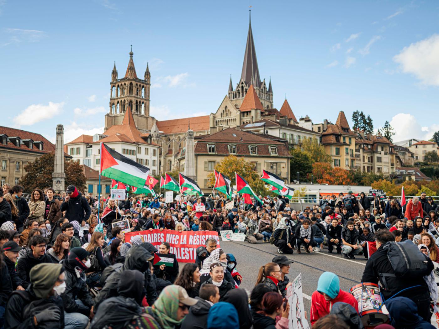 Die Demonstrierenden in Lausanne prangerten insbesondere die Haltung der Schweiz zu Israel an.