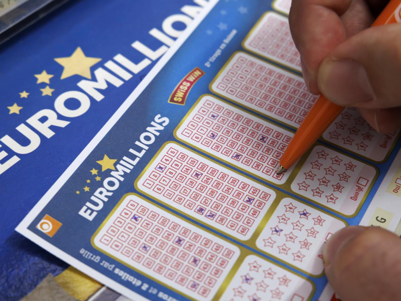 Eine Person füllt einen Euro-Millions-Spielschein aus. (Archivbild)