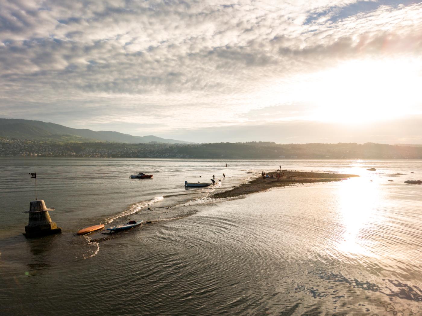 Die anhaltende Trockenheit hat einen historisch tiefen Wasserstand des Zürichsees zur Folge. Erstmals seit über 74 Jahren kommt die Untiefe vor Stäfa wieder als Insel zum Vorschein.
