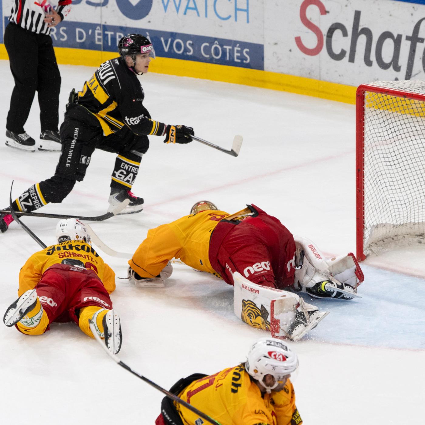 Die Entscheidung in Pruntrut: Anttoni Honka vom HC Ajoie erzielt in der Verlängerung das 5:4 und die Langnauer, die 4:1 geführt hatten, liegen am Boden