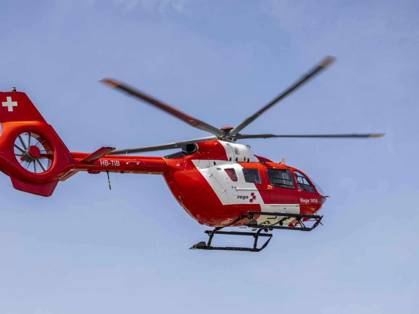 Nach der Erstversorgung durch den Rettungsdienst wurde die Frau von der Rega in ein Spital geflogen. (Symbolbild)